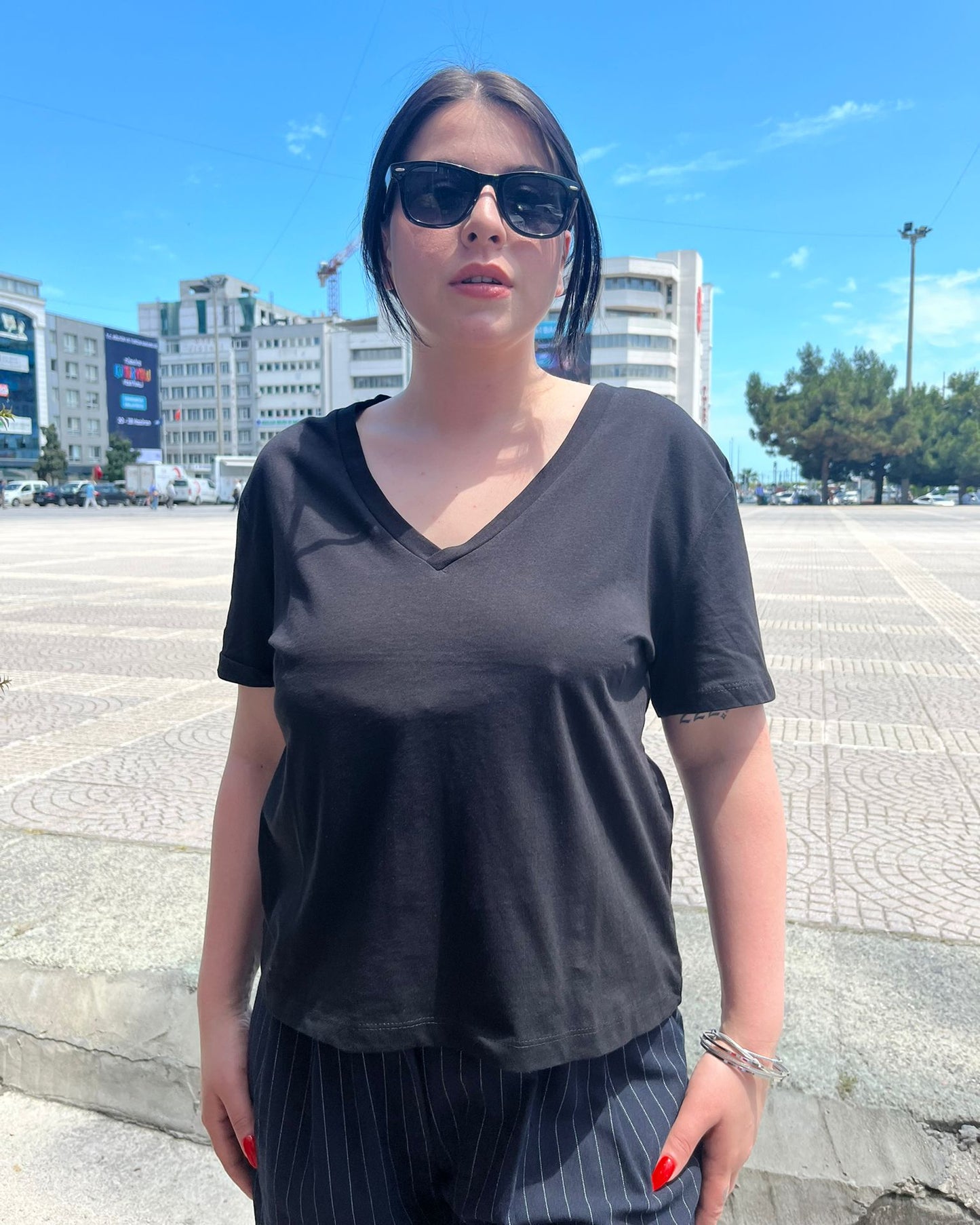 V Yaka Siyah Kadın Tişört