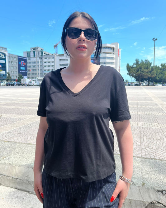 V Yaka Siyah Kadın Tişört