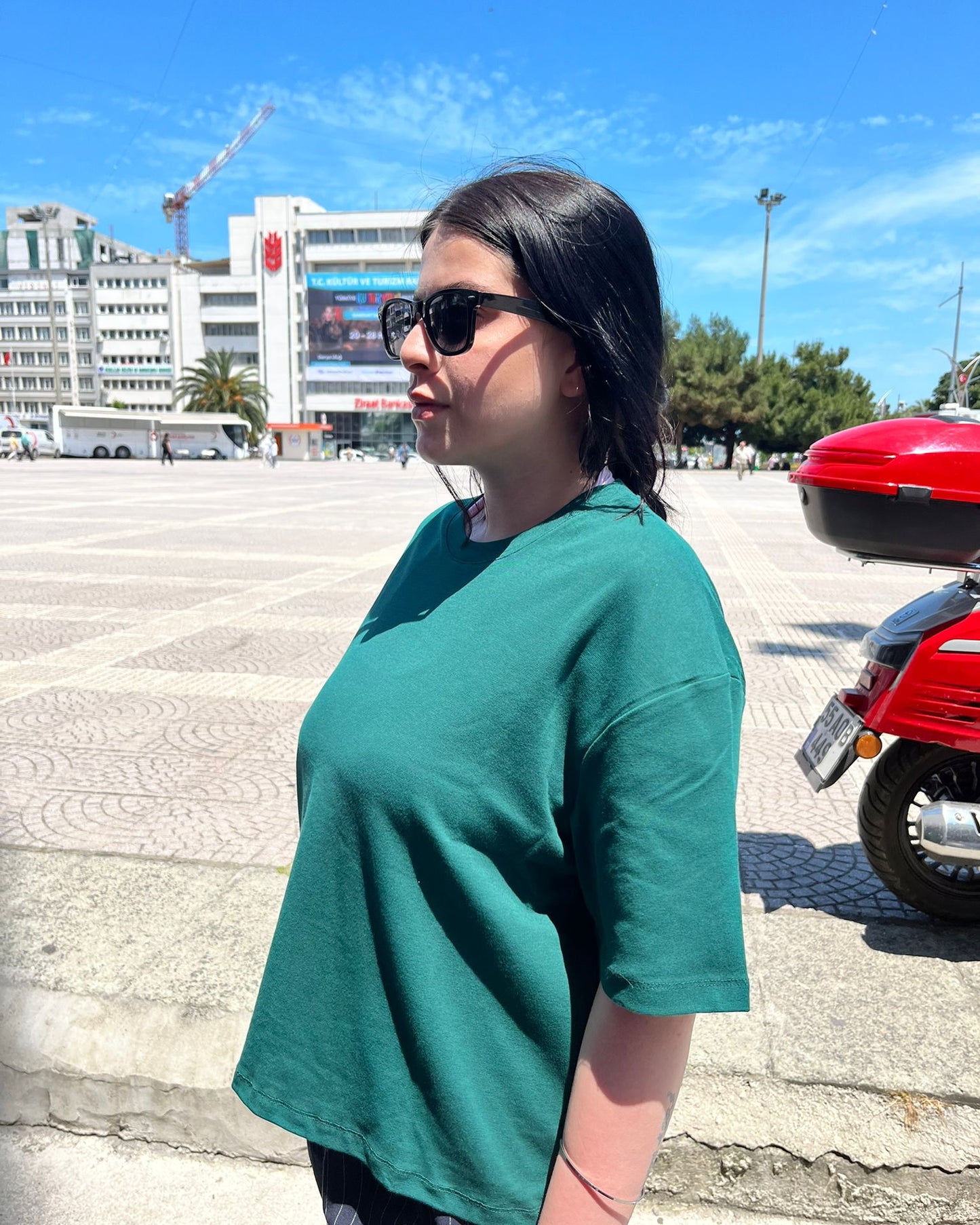 #yeşil #tshirt #basicstil #kadınmoda #günlükkombin #rahatgiyim #trend #stil #yazlıkstil #kombin
