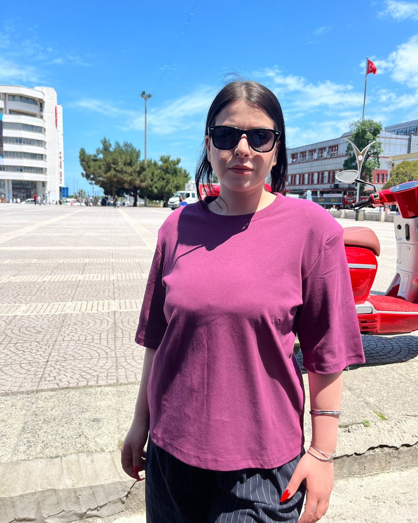 Mor Omuz Vatka Detaylı Bisiklet Yaka Kadın T-Shirt