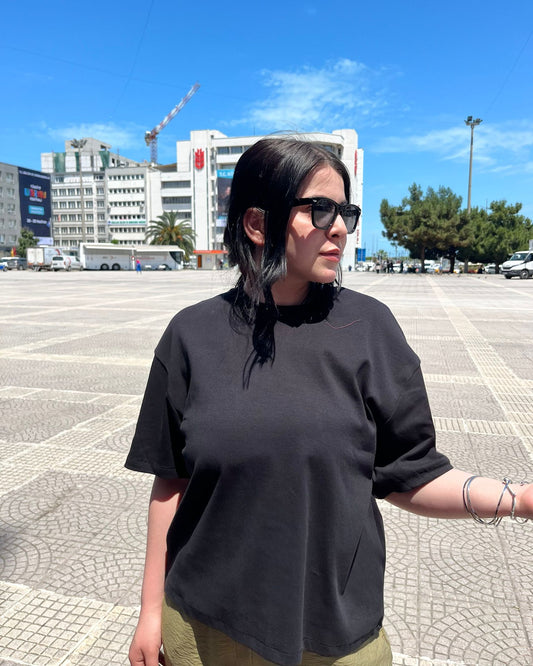 #siyah #tshirt #basicstil #kadınmoda #günlükkombin #rahatgiyim #trend #stil #kombin #zamansız
