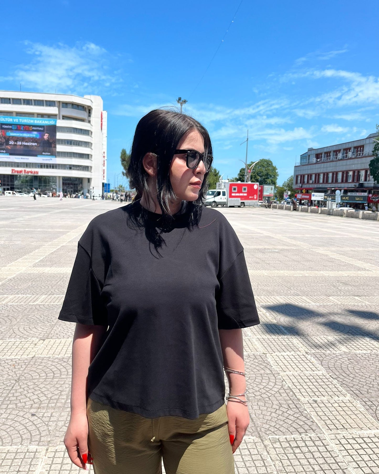 #siyah #tshirt #basicstil #kadınmoda #günlükkombin #rahatgiyim #trend #stil #kombin #zamansız