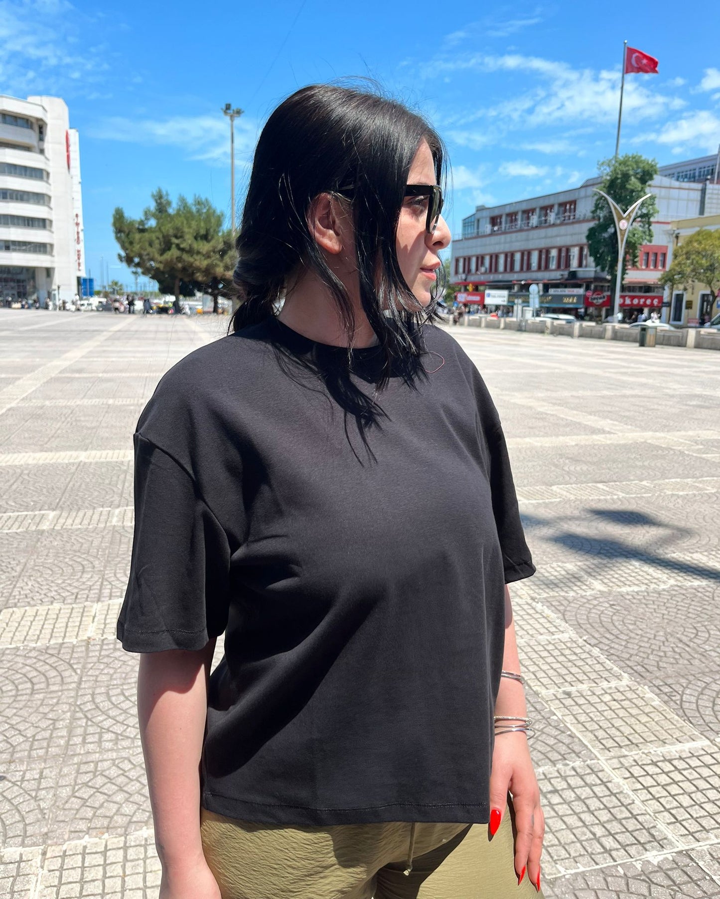 #siyah #tshirt #basicstil #kadınmoda #günlükkombin #rahatgiyim #trend #stil #kombin #zamansız