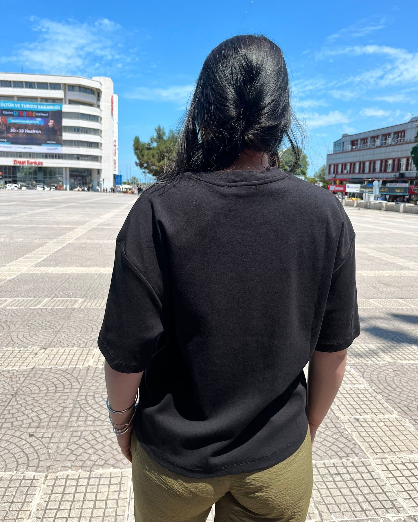 #siyah #tshirt #basicstil #kadınmoda #günlükkombin #rahatgiyim #trend #stil #kombin #zamansız