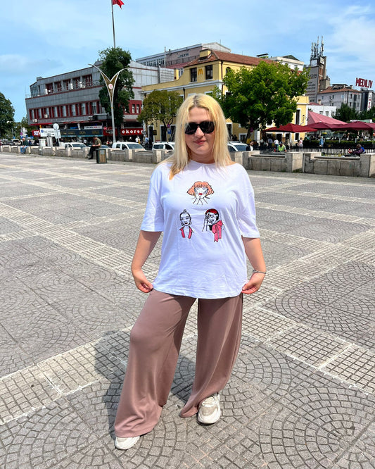 #beyaz #oversize #baskılıtshirt #kadınmoda #günlükkombin #rahatstil #trend #stil #streetstyle #fashion