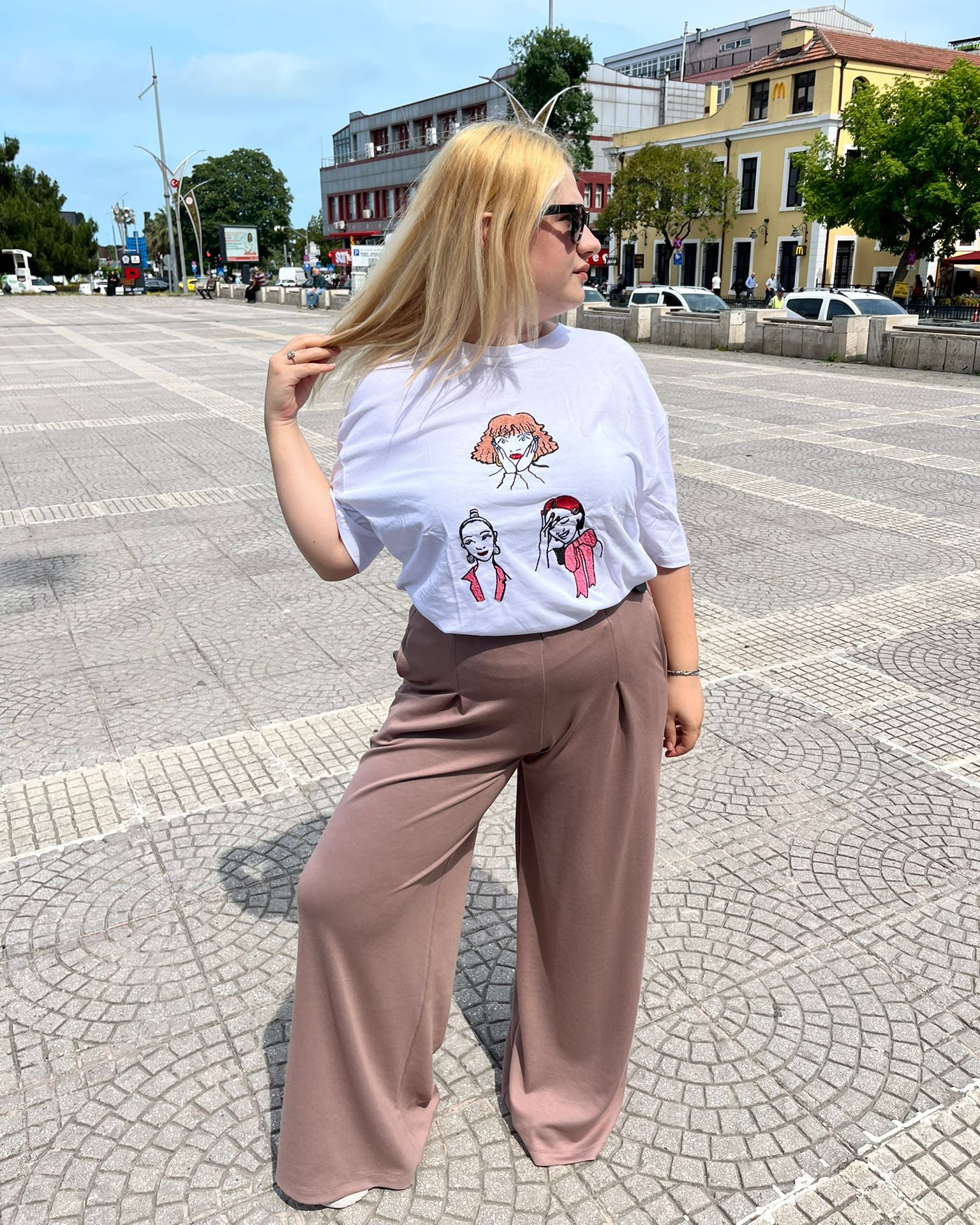 #beyaz #oversize #baskılıtshirt #kadınmoda #günlükkombin #rahatstil #trend #stil #streetstyle #fashion