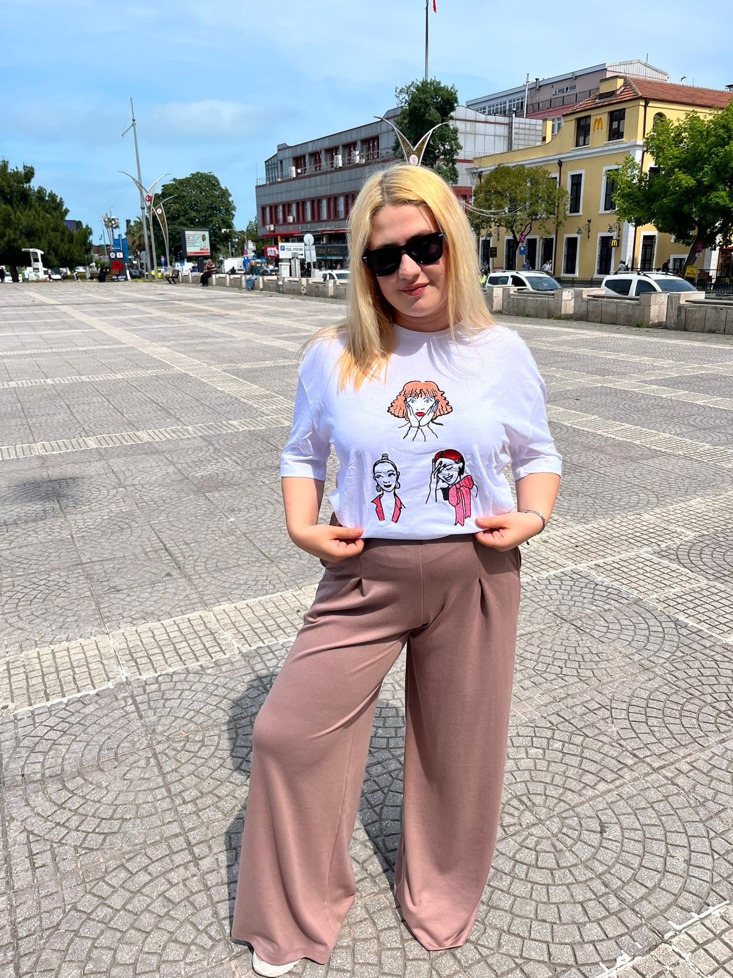 Beyaz Oversize Renkli Yüz Nakkış Detaylı Kadın T-Shirt