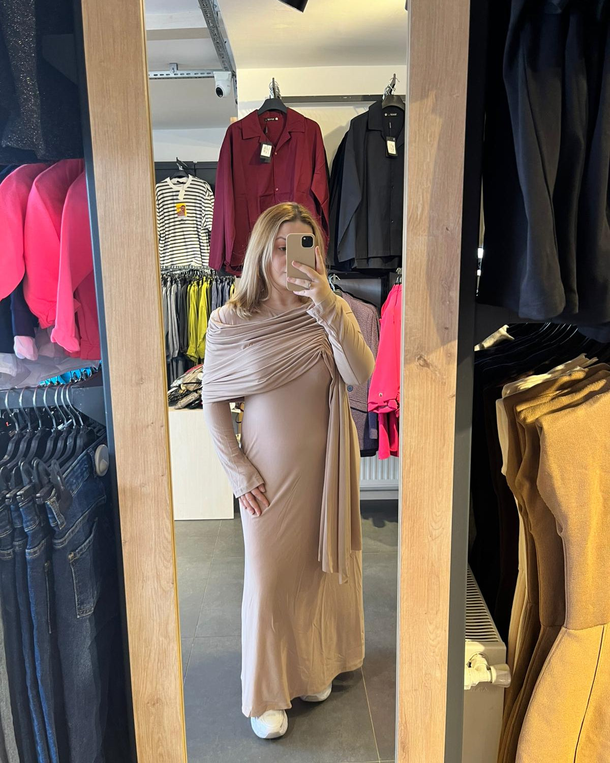 #bejelbise #fitelbise #skimsstil #kadınmoda #minimalstil #şıkkombin #trend #feminen #stil #elbise