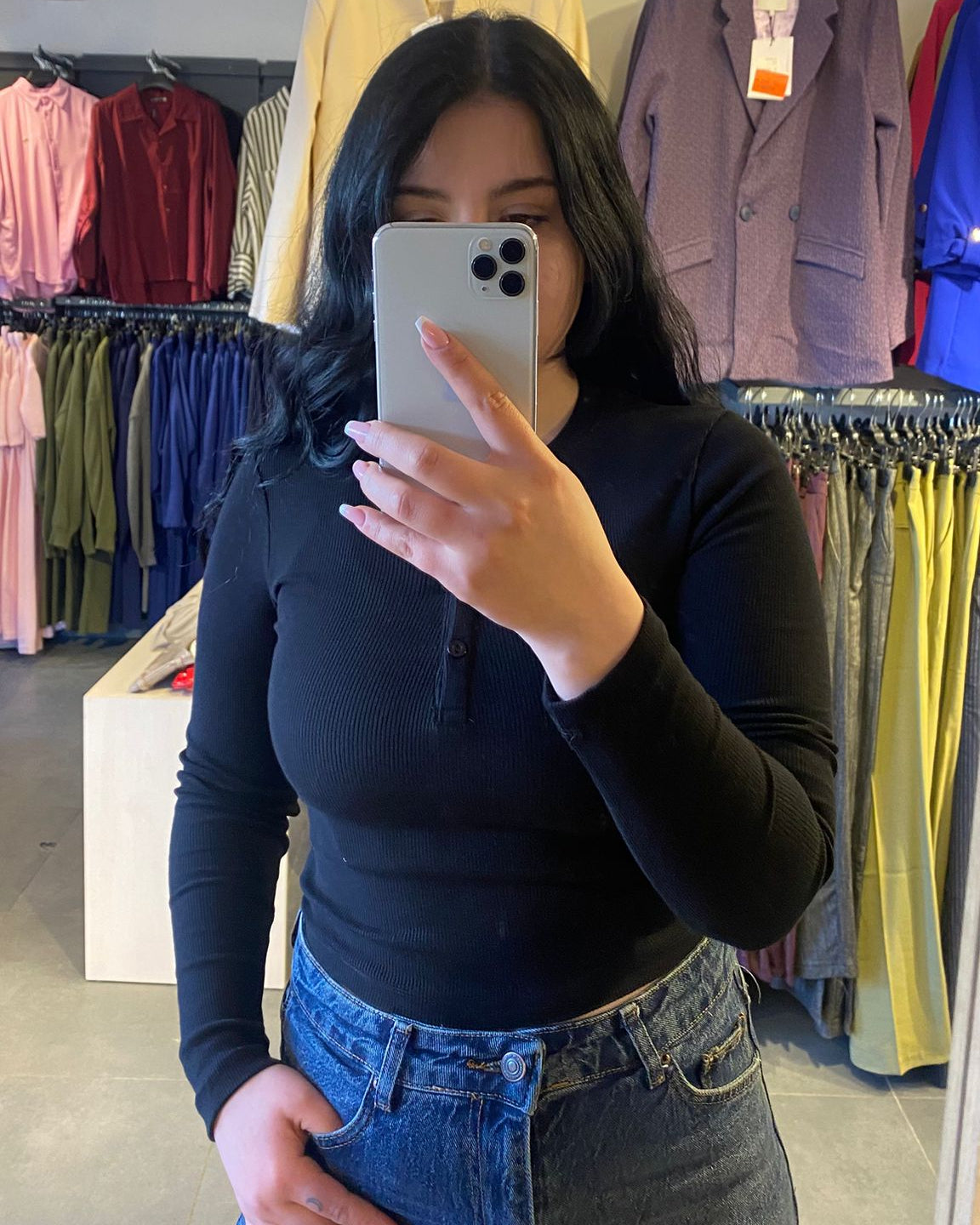 #siyah #bluz #kaşkorse #basicstil #kadınmoda #şıkkombin #trend #stil #günlükkombin #rahatgiyim