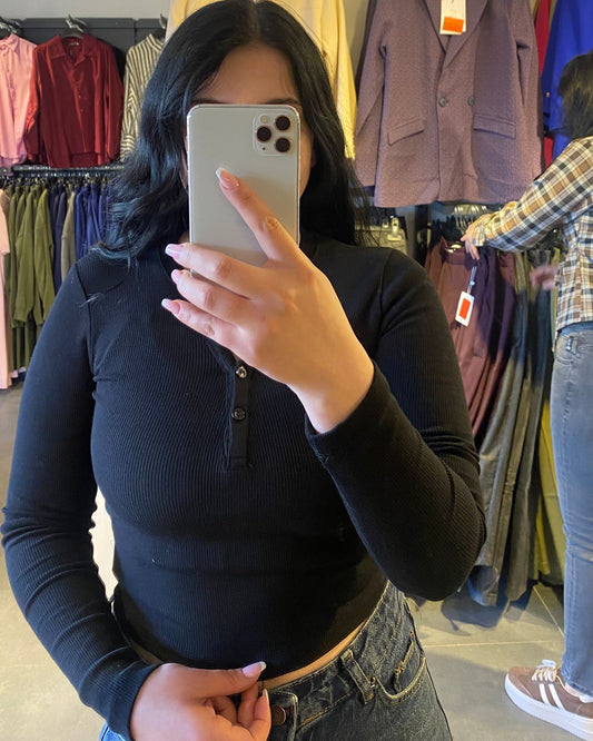 #siyah #bluz #kaşkorse #basicstil #kadınmoda #şıkkombin #trend #stil #günlükkombin #rahatgiyim