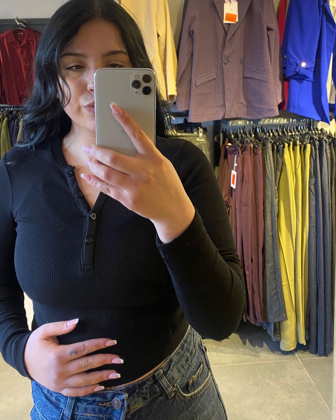 #siyah #bluz #kaşkorse #basicstil #kadınmoda #şıkkombin #trend #stil #günlükkombin #rahatgiyim
