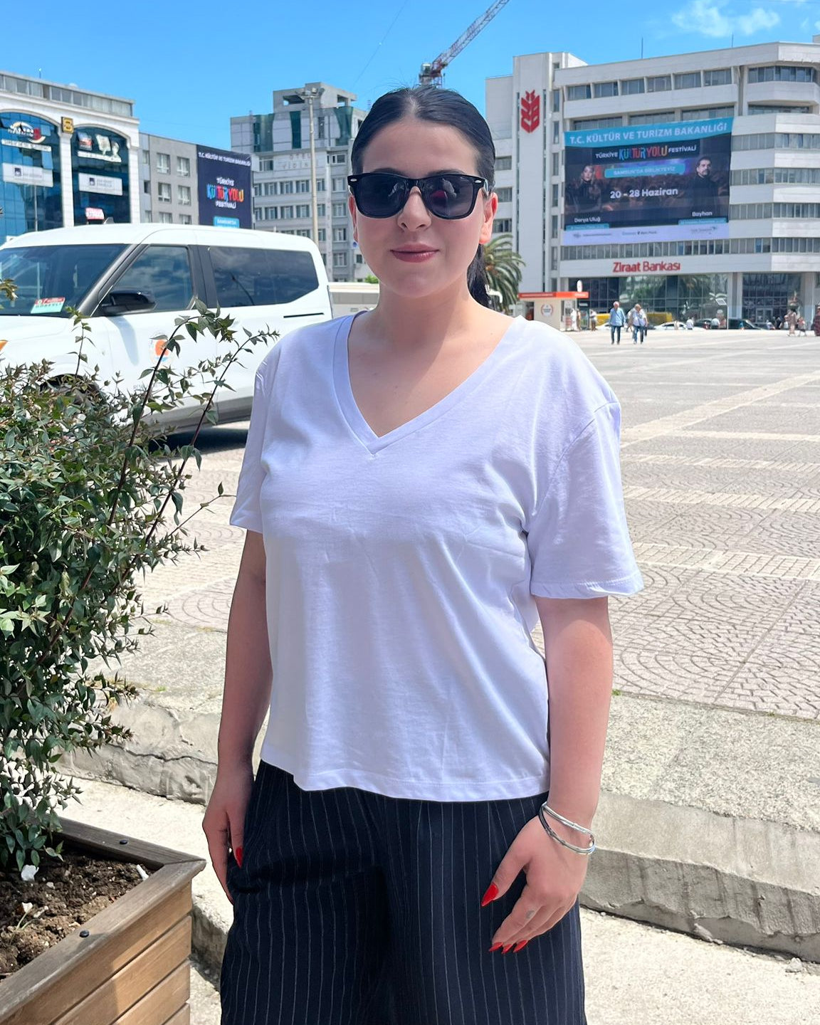 V Yaka Beyaz Kadın Tişört