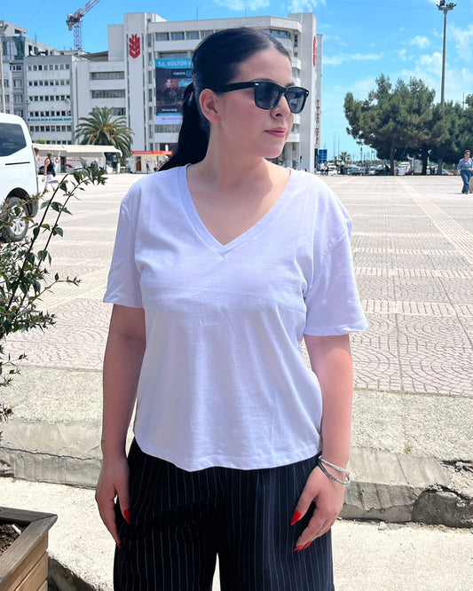 V Yaka Beyaz Kadın Tişört