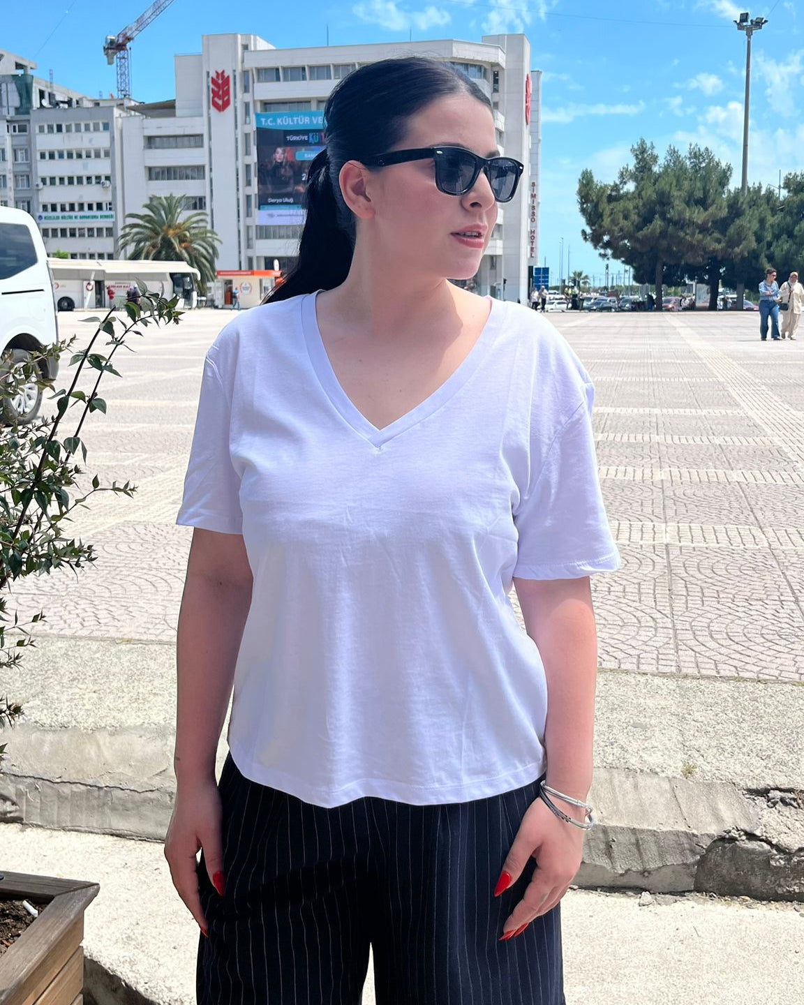 V Yaka Beyaz Kadın Tişört