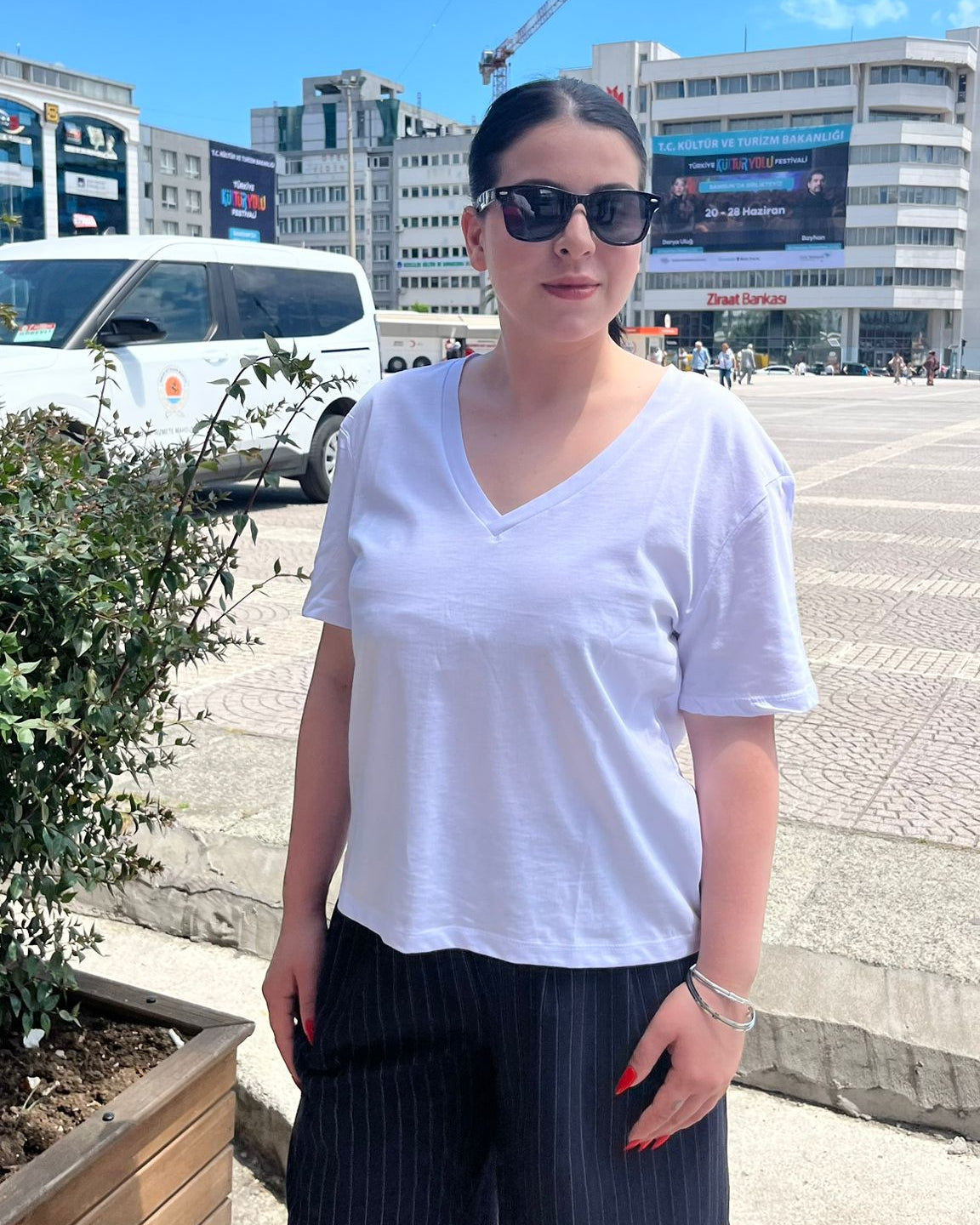 V Yaka Beyaz Kadın Tişört