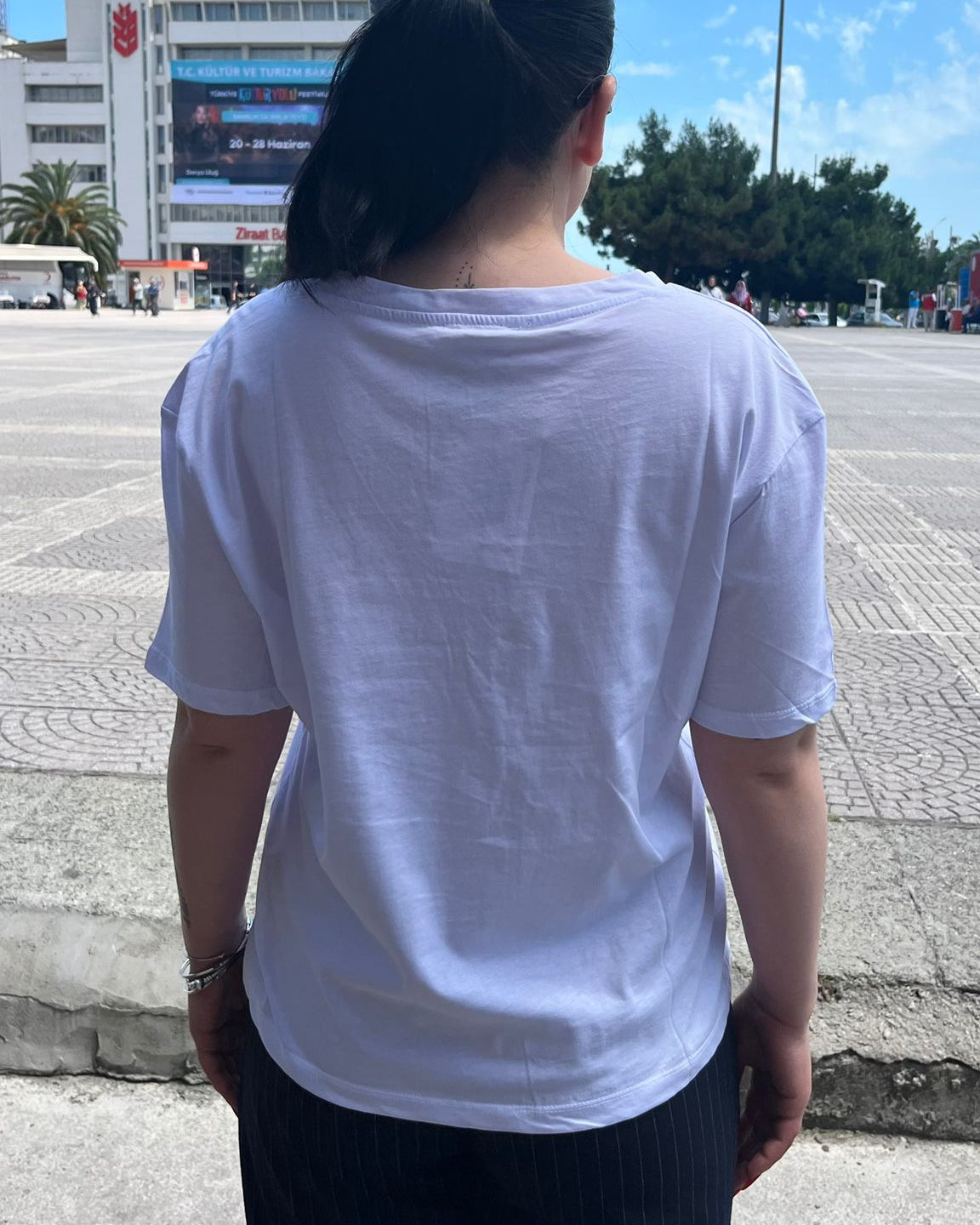 V Yaka Beyaz Kadın Tişört