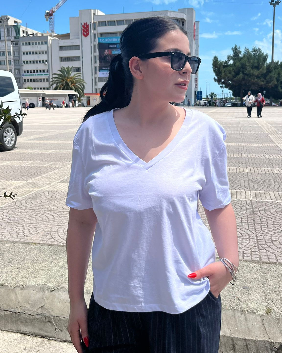 V Yaka Beyaz Kadın Tişört