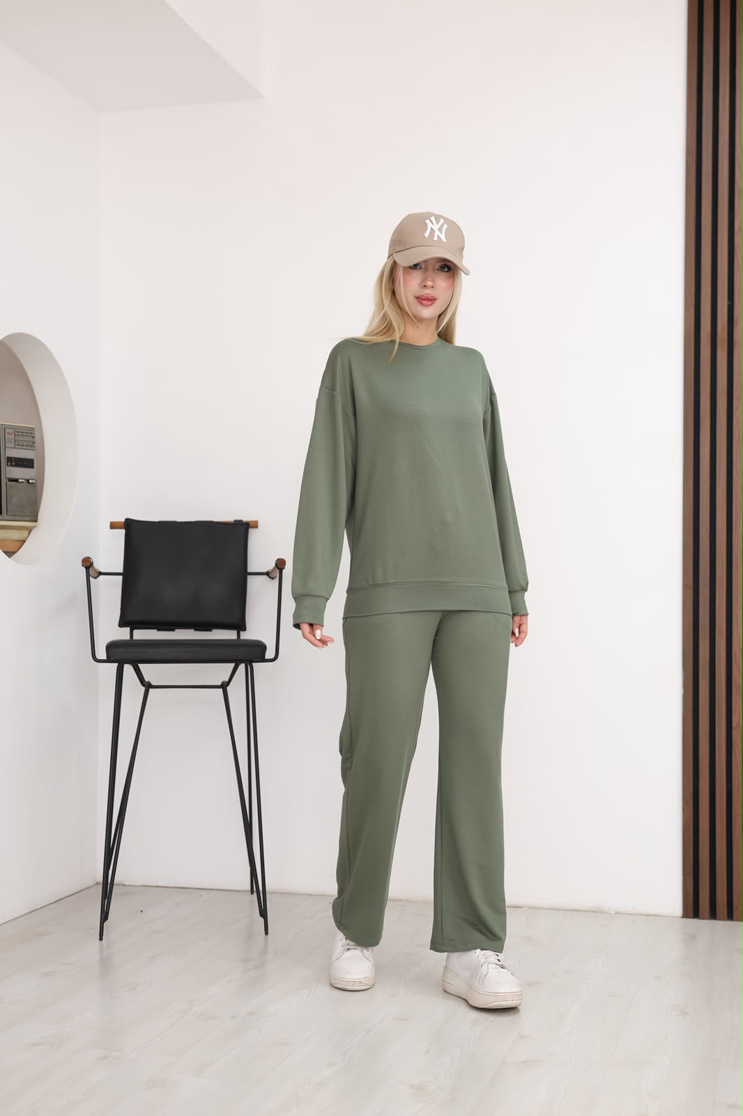 Bisiklet Yaka Sweatshirt ve Düz Paça Pantolon Kadın İkili Takım
