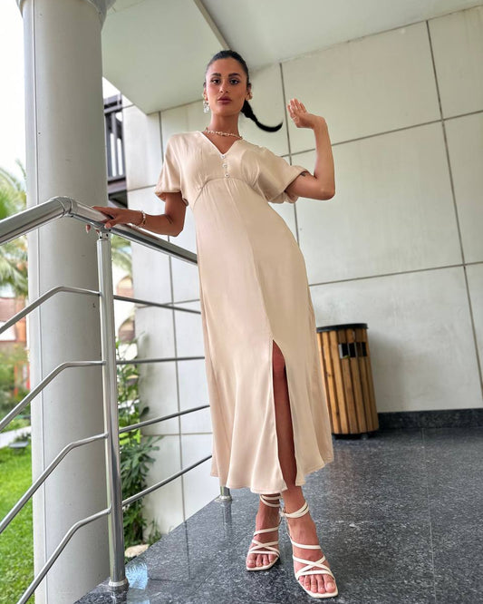 #kremelbise #satenelbise #vyaka #kadınelbise #şıkelbise #davetstili #kadınmoda #fashion #trend #stil
