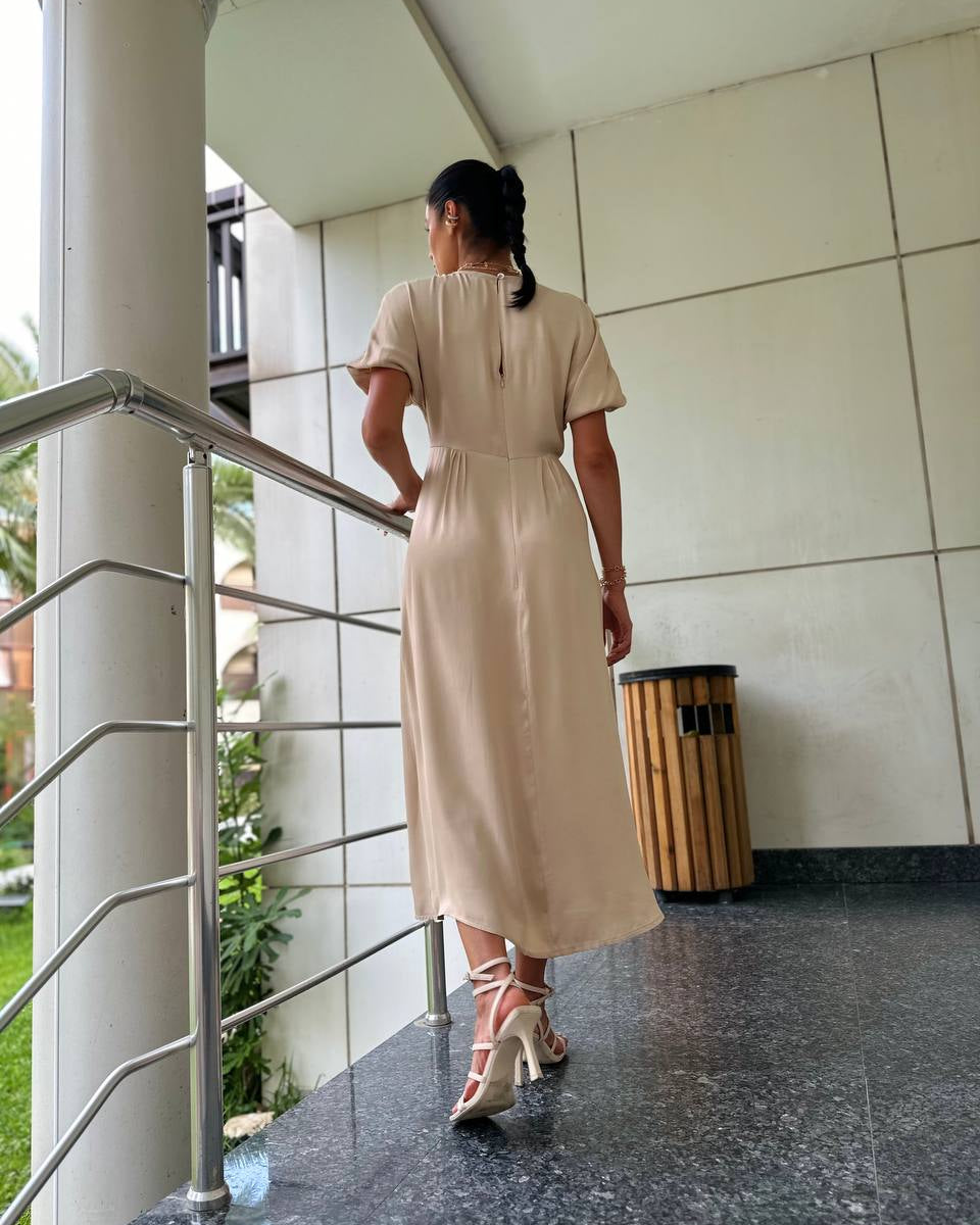 #kremelbise #satenelbise #vyaka #kadınelbise #şıkelbise #davetstili #kadınmoda #fashion #trend #stil
